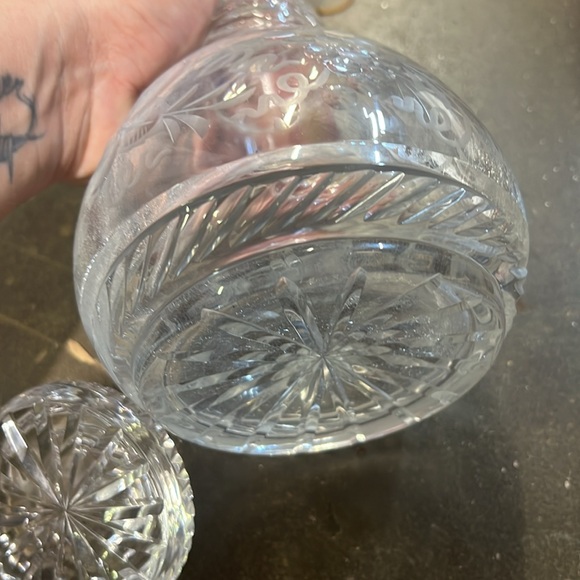 Pressed glass Crystal Decanter Round Lidded 11" Heavy Beautiful! As is - Picture 4 of 6